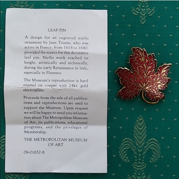 Maple leaf MMA brooch enamel inlay Metropolitan museum of the Arts MMA Canada - Picture 7 of 7